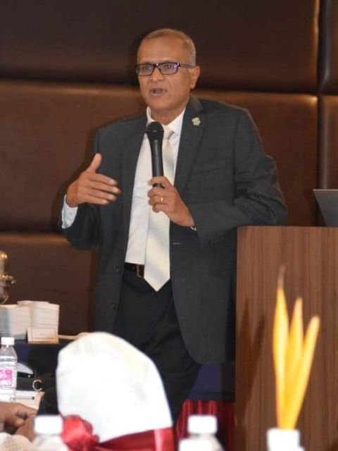 Dr. Rajan Chokshi presenting to a room of engineers